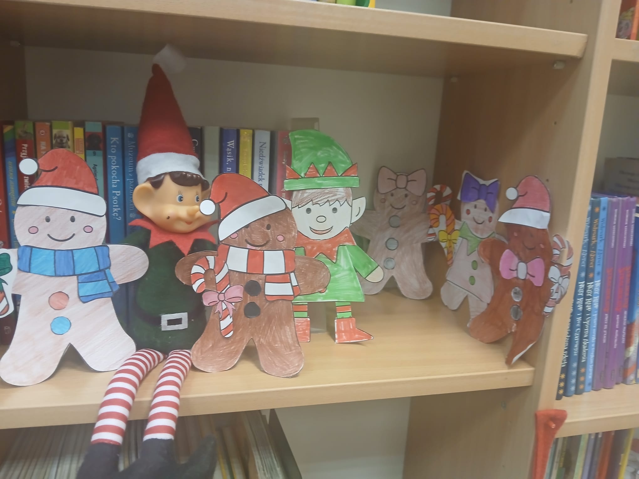 Elf w bibliotece