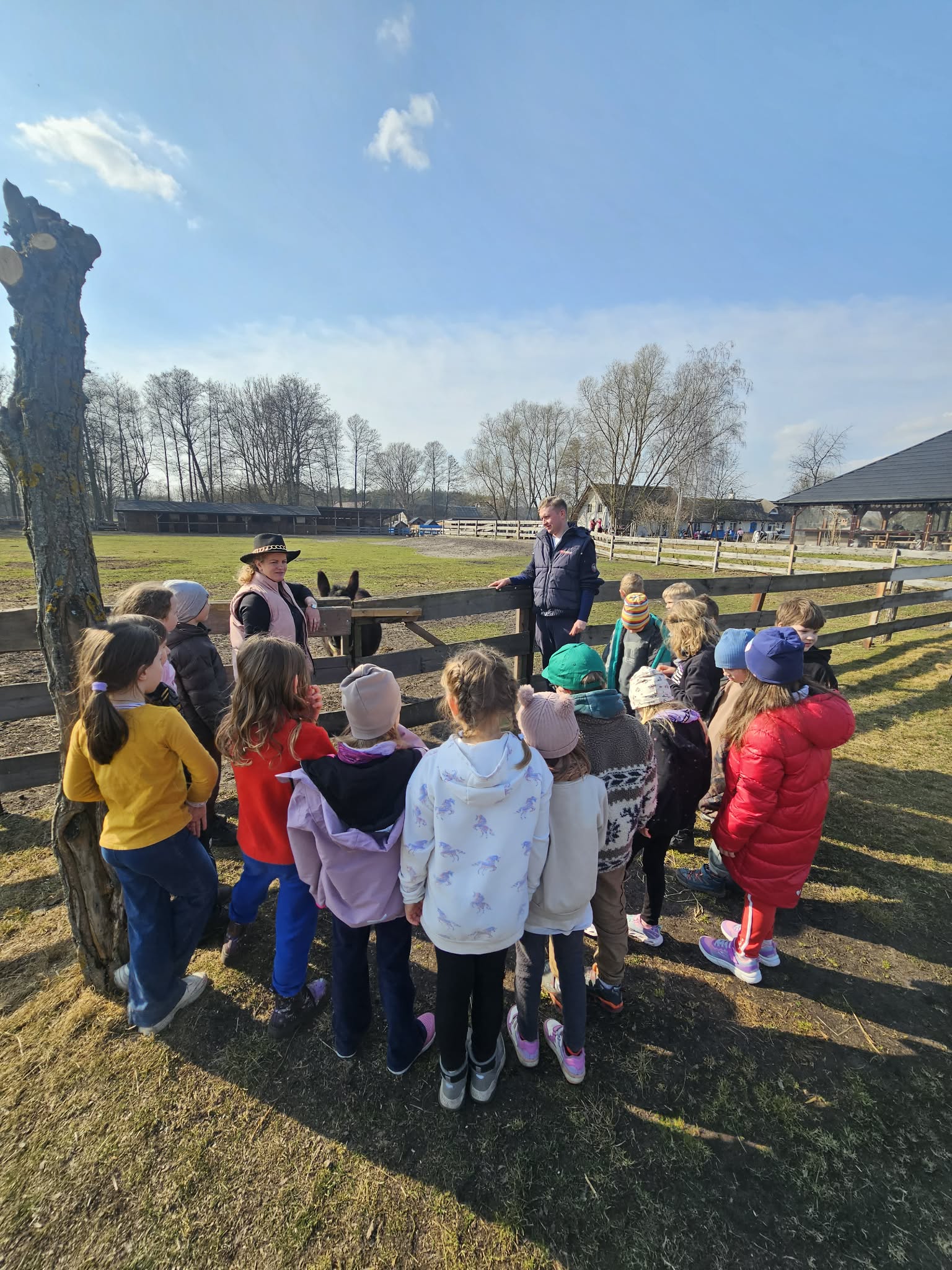 Wycieczka klas pierwszych do gospodarstwa edukacyjnego “Cuda Wianki”